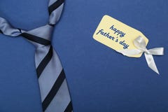 Segno felice di giorno di padri sul legame di carta e blu immagini stock libere da diritti Segno felice di giorno di padri sul legame di carta e blu immagini stock libere da diritti