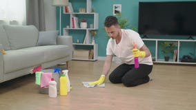 Seguimiento del hombre joven que ordena después de mover al nuevo apartamento almacen de metraje de vídeo Seguimiento del hombre joven que ordena después de mover al nuevo apartamento almacen de metraje de vídeo