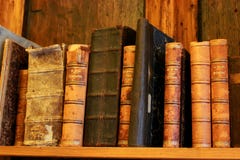 Sehr alte Bücher im Regal stockfoto Sehr alte Bücher im Regal stockfoto