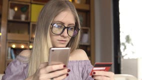 Sehr flacher DOF! Konzentrieren Sie sich auf der Hand und auf die Karte Frau mit Smartphone und Kreditkarte lizenzfreie stockfotos Sehr flacher DOF! Konzentrieren Sie sich auf der Hand und auf die Karte Frau mit Smartphone und Kreditkarte lizenzfreie stockfotos