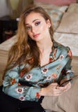 Sehr stilvoller junger Brunette stockfotografie Sehr stilvoller junger Brunette stockfotografie