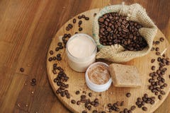 Seife, Creme und scheuern sich und Kaffeebohnen im Leinwandsack stockfotografie Seife, Creme und scheuern sich und Kaffeebohnen im Leinwandsack stockfotografie