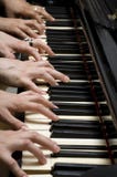 Seis manos en piano