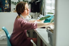 Seite des Frauendesigners zartes Kleid mit Häkelarbeit am kreativen Arbeiten des Studioausgangsmodernen weiblichen Innenfreiberuf stockbilder Seite des Frauendesigners zartes Kleid mit Häkelarbeit am kreativen Arbeiten des Studioausgangsmodernen weiblichen Innenfreiberuf stockbilder