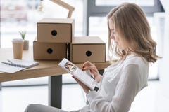 Seitenansicht der jungen Geschäftsfrau stockbilder Seitenansicht der jungen Geschäftsfrau stockbilder