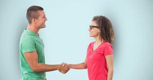 Seitenansicht des Mann- und Frauenrüttelns überreicht blauen Hintergrund stockbild Seitenansicht des Mann- und Frauenrüttelns überreicht blauen Hintergrund stockbild