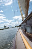 Seitenplattform eines traditionellen Yachtsegelns auf dem Norfolk Broads stockbild Seitenplattform eines traditionellen Yachtsegelns auf dem Norfolk Broads stockbild