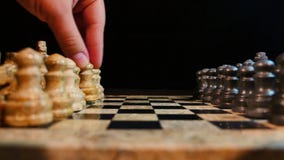Seitenschussgesamtlänge von zwei Spielern, die Schach spielen Seitenschussgesamtlänge von zwei Spielern, die Schach spielen