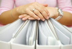 Sekretär, der Mappen, Konzept der Buchhaltung, Geschäft, docume hält Lizenzfreies Stockfoto Sekretär, der Mappen, Konzept der Buchhaltung, Geschäft, docume hält Lizenzfreies Stockfoto