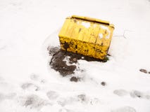 Sel jaune retourné tombé de boîte de poussière abrasive en dehors de tempête de neige Images stock Sel jaune retourné tombé de boîte de poussière abrasive en dehors de tempête de neige Images stock