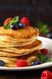 Selbst gemachte amerikanische Blaubeere, Himbeerpfannkuchen Rustikale Art des gesunden Morgenfrühstücks lizenzfreies stockbild Selbst gemachte amerikanische Blaubeere, Himbeerpfannkuchen Rustikale Art des gesunden Morgenfrühstücks lizenzfreies stockbild