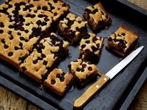 Selbst gemachte Brombeertorte auf einem Blatt für das Backen lizenzfreie stockfotografie Selbst gemachte Brombeertorte auf einem Blatt für das Backen lizenzfreie stockfotografie