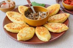 Selbst gemachte Kuchen und marinierte Pilze lizenzfreies stockbild Selbst gemachte Kuchen und marinierte Pilze lizenzfreies stockbild