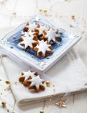 Selbst gemachte Lebkuchensternplätzchen für Weihnachten stockbilder Selbst gemachte Lebkuchensternplätzchen für Weihnachten stockbilder