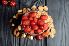 Selbst gemachter Jogurt mit Flocken, Nüssen und Beeren von Himbeeren und von Kirschen stockbild Selbst gemachter Jogurt mit Flocken, Nüssen und Beeren von Himbeeren und von Kirschen stockbild