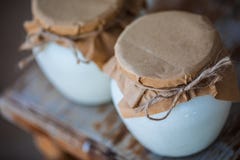 Selbst gemachter Milchjoghurt in den Gläsern stockbild Selbst gemachter Milchjoghurt in den Gläsern stockbild