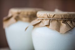 Selbst gemachter Milchjoghurt in den Gläsern stockfoto Selbst gemachter Milchjoghurt in den Gläsern stockfoto