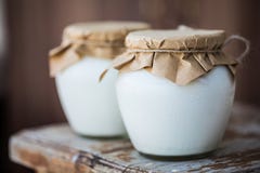 Selbst gemachter Milchjoghurt in den Gläsern stockfoto Selbst gemachter Milchjoghurt in den Gläsern stockfoto