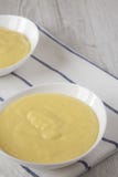 Selbst gemachter Vanillevanillepuddingpudding in den wei?en Sch?sseln, niedrige Winkelsicht Raum f?r Text stockfoto Selbst gemachter Vanillevanillepuddingpudding in den wei?en Sch?sseln, niedrige Winkelsicht Raum f?r Text stockfoto
