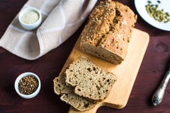 Selbst gemachtes Brot vom Vollweizenmehl mit stockfotografie Selbst gemachtes Brot vom Vollweizenmehl mit stockfotografie
