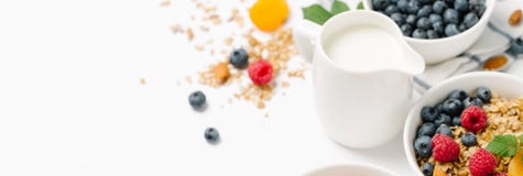 Selbst gemachtes Granola mit Trockenfrüchten und Beeren auf weißem Hintergrund stockfoto Selbst gemachtes Granola mit Trockenfrüchten und Beeren auf weißem Hintergrund stockfoto