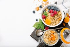 Selbst gemachtes Granola mit Trockenfrüchten und Beeren auf weißem Hintergrund lizenzfreie stockbilder Selbst gemachtes Granola mit Trockenfrüchten und Beeren auf weißem Hintergrund lizenzfreie stockbilder