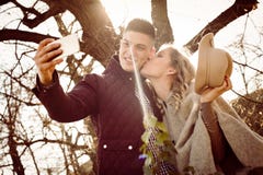 Selbstphoto küssen und machend lizenzfreie stockfotos Selbstphoto küssen und machend lizenzfreie stockfotos