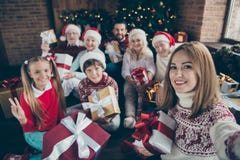 Selbstporträt von noel Familientreffen, Sitzung Grau-haariges gra stockfoto Selbstporträt von noel Familientreffen, Sitzung Grau-haariges gra stockfoto