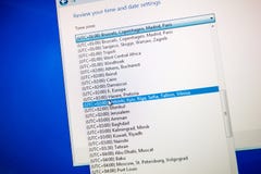 Selectie van Tijdzones op het computerscherm - globale uurselecti stock foto's Selectie van Tijdzones op het computerscherm - globale uurselecti stock foto's