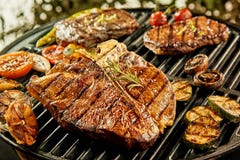 Selectie van vlees en groenten op een barbecue royalty-vrije stock foto Selectie van vlees en groenten op een barbecue royalty-vrije stock foto