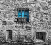 Selectieve desaturatie van een blauw venster royalty-vrije stock fotografie Selectieve desaturatie van een blauw venster royalty-vrije stock fotografie