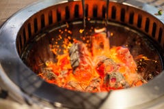 Selectieve nadruk op Gloeiend en Vlammend heet natuurlijk houten houtskoolstuk op BBQ van het voedselrestaurant de achtergrond va royalty-vrije stock afbeelding Selectieve nadruk op Gloeiend en Vlammend heet natuurlijk houten houtskoolstuk op BBQ van het voedselrestaurant de achtergrond va royalty-vrije stock afbeelding