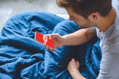 selektiver Fokus des jungen Mannes lizenzfreie stockbilder selektiver Fokus des jungen Mannes lizenzfreie stockbilder