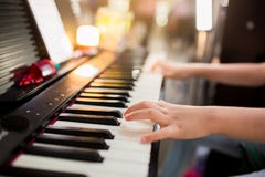 Selektiver Fokus zur Hand des Kindes, die Klavier auf Stadium spielt lizenzfreie stockfotos Selektiver Fokus zur Hand des Kindes, die Klavier auf Stadium spielt lizenzfreie stockfotos