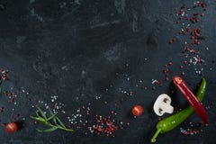 Selezione delle erbe e dei verdi delle spezie Ingredienti per cucinare Fondo dell'alimento sulla tavola nera dell'ardesia fotografia stock Selezione delle erbe e dei verdi delle spezie Ingredienti per cucinare Fondo dell'alimento sulla tavola nera dell'ardesia fotografia stock