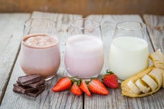 Selezione di latte aromatizzato - fragola, cioccolato, banana fotografia stock Selezione di latte aromatizzato - fragola, cioccolato, banana fotografia stock