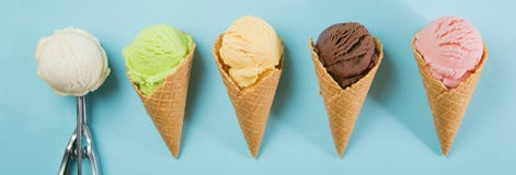 Seleção de colheres coloridas do gelado no fundo azul imagens de stock royalty free Seleção de colheres coloridas do gelado no fundo azul imagens de stock royalty free