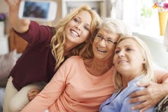 Selfie avec la maman et la grand-maman Selfie avec la maman et la grand-maman