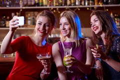 Selfie dans la barre photos stock Selfie dans la barre photos stock