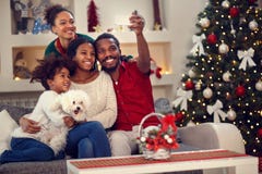 Selfie de la Navidad - familia afroamericana que hace el selfie Fotografía de archivo Selfie de la Navidad - familia afroamericana que hace el selfie Fotografía de archivo