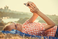 Selfie de prise femelle sur le champ images stock Selfie de prise femelle sur le champ images stock