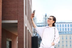 Selfie Młoda piękna dziewczyna ono robi fotografii smartphone zdjęcie royalty free Selfie Młoda piękna dziewczyna ono robi fotografii smartphone zdjęcie royalty free