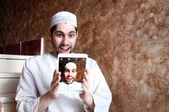 Selfie szczęśliwy arabski muzułmański mężczyzna jest ubranym galabya obrazy royalty free Selfie szczęśliwy arabski muzułmański mężczyzna jest ubranym galabya obrazy royalty free
