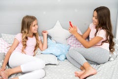 Selfie van modellering van jonge geitjes - twee meisjes die selfie op smartphone maken meisjesjonge geitjes die in slaapkamer mod stock foto Selfie van modellering van jonge geitjes - twee meisjes die selfie op smartphone maken meisjesjonge geitjes die in slaapkamer mod stock foto