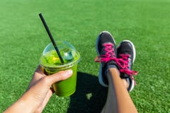Selfie verde dei piedi delle scarpe da corsa di forma fisica del frullato immagine stock Selfie verde dei piedi delle scarpe da corsa di forma fisica del frullato immagine stock