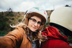 Selfie του επιβάτη μοτοσικλετών, νέα γυναίκα στοκ φωτογραφίες με δικαίωμα ελεύθερης χρήσης Selfie του επιβάτη μοτοσικλετών, νέα γυναίκα στοκ φωτογραφίες με δικαίωμα ελεύθερης χρήσης