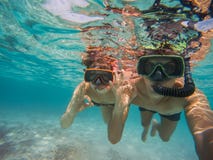 Selfie του νέου ζεύγους που κολυμπά με αναπνευτήρα στη θάλασσα Κάνοντας όλα το εντάξει σύμβολο στοκ φωτογραφία με δικαίωμα ελεύθερης χρήσης Selfie του νέου ζεύγους που κολυμπά με αναπνευτήρα στη θάλασσα Κάνοντας όλα το εντάξει σύμβολο στοκ φωτογραφία με δικαίωμα ελεύθερης χρήσης