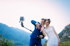 Όμορφο νέο γαμήλιο ζεύγος που κάνει selfie στο υπόβαθρο των βουνών στοκ εικόνες Όμορφο νέο γαμήλιο ζεύγος που κάνει selfie στο υπόβαθρο των βουνών στοκ εικόνες