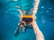 Selfie молодой женщины в море Делающ всем в порядке символ стоковое фото rf Selfie молодой женщины в море Делающ всем в порядке символ стоковое фото rf