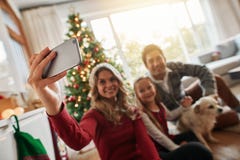 Selfie молодой семьи говоря во время рождества дома стоковая фотография rf Selfie молодой семьи говоря во время рождества дома стоковая фотография rf